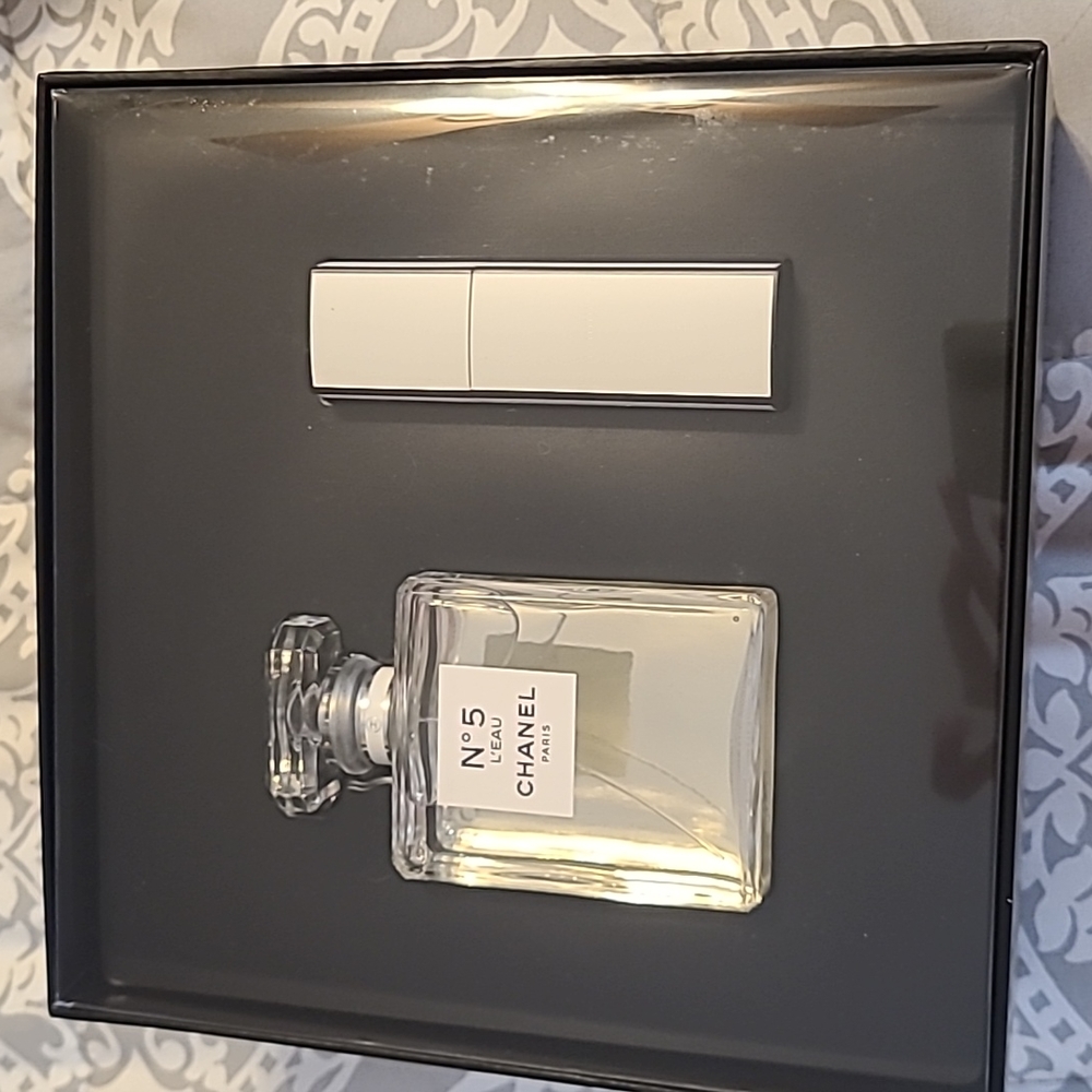 Chanel - Picture 2 of 3